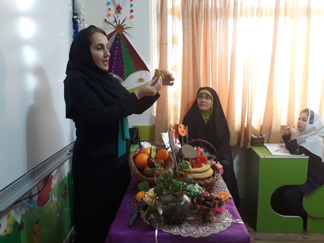 تدریس دانه ها (بخش علوم) با حضور اولیا در پایه دوم «ب»